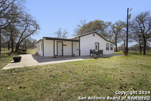 2124 Polly Ln in La Vernia, TX - Foto de edificio