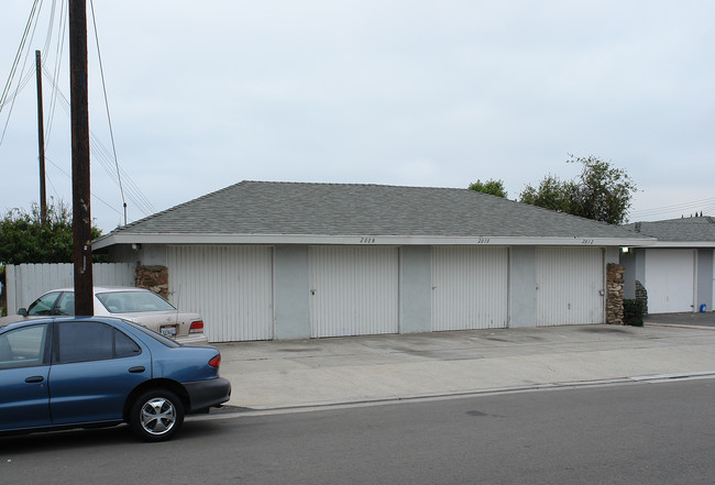 2008 E Palmyra Ave in Orange, CA - Foto de edificio - Building Photo