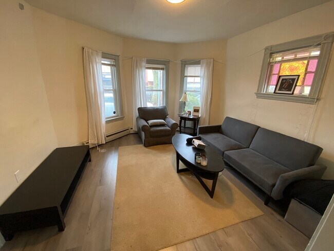 16 White Street Pl, Unit 1 in Somerville, MA - Building Photo - Building Photo