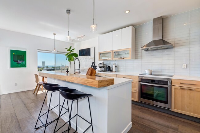 1115 S Elm Dr, Unit PH12 in Los Angeles, CA - Building Photo - Building Photo