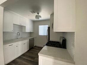 420 Heliotrope Ave in Newport Beach, CA - Building Photo - Building Photo