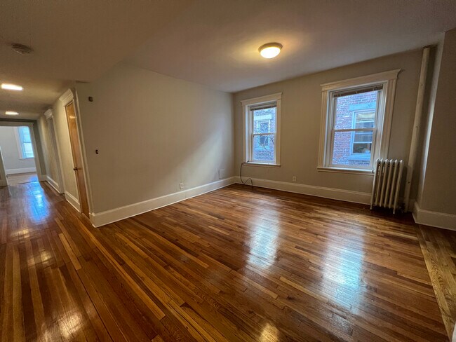 130 Pleasant St, Unit 2R in Brookline, MA - Foto de edificio - Building Photo