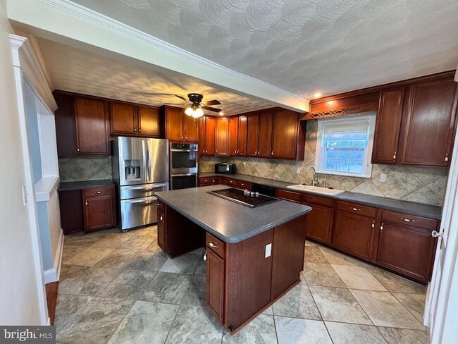 1558 Zachary Taylor Hwy in Huntly, VA - Foto de edificio - Building Photo