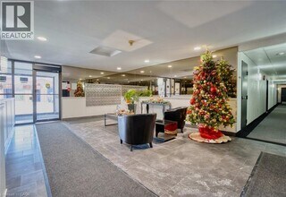 135 Base Line Rd W in London, ON - Building Photo - Building Photo