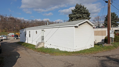 2400 Clairton Rd in West Mifflin, PA - Building Photo - Building Photo