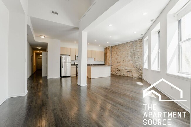 2336 N Milwaukee Ave in Chicago, IL - Building Photo - Building Photo