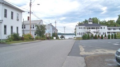 51 Bowdoin St, Unit B in Winthrop, ME - Foto de edificio - Building Photo