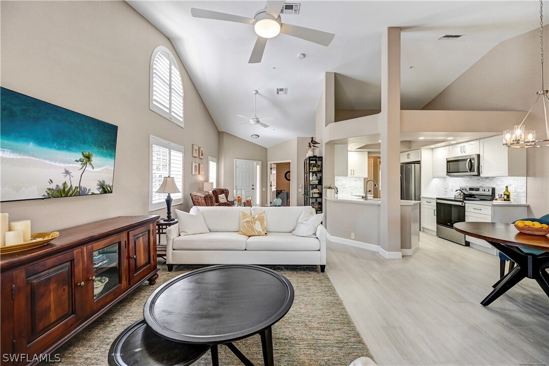 13900 Southampton Dr in Bonita Springs, FL - Building Photo