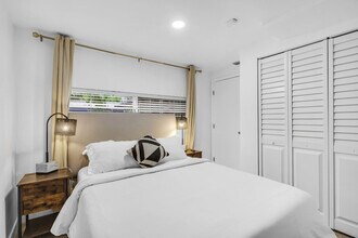 5837 SW 32nd St in Miami, FL - Building Photo - Building Photo