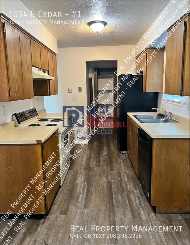 1094 E Cedar St in Pocatello, ID - Building Photo - Building Photo