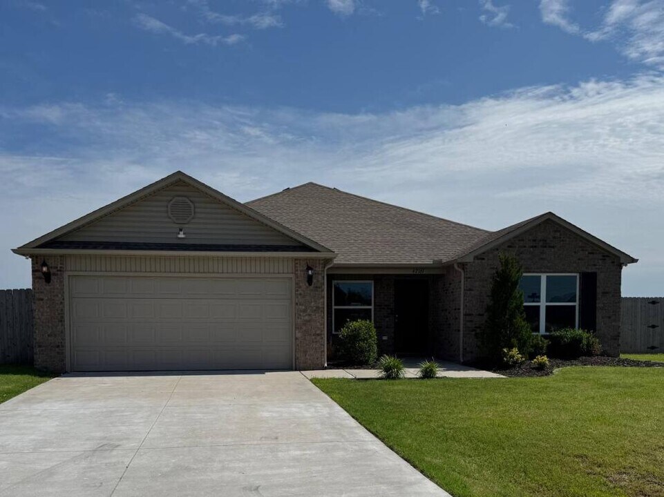 42161 Max Henry Dr in Shawnee, OK - Building Photo
