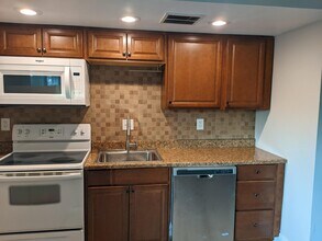 3569 Kenbrooke Ct in Kalamazoo, MI - Building Photo - Building Photo