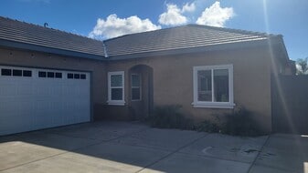 8607 Grandy St in Bakersfield, CA - Building Photo