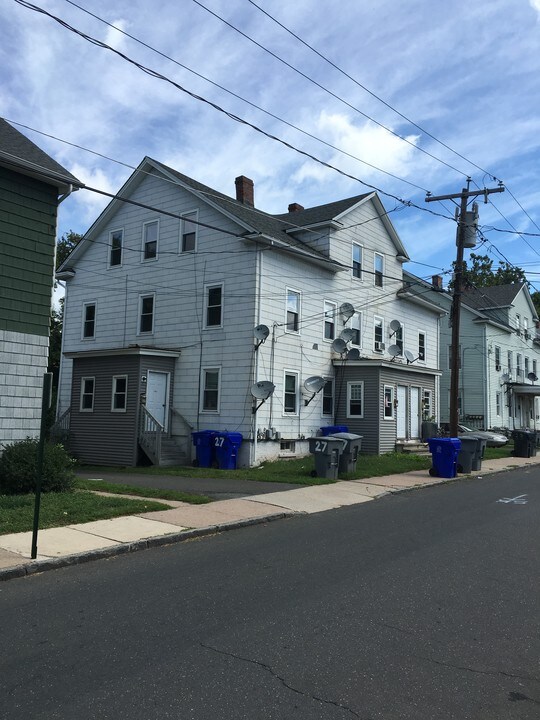 27 Asnuntuck St in Enfield, CT - Building Photo