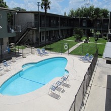 Bronco Apartments in San Antonio, TX - Foto de edificio - Building Photo