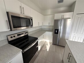 412 NW 12th Pl in Florida City, FL - Building Photo - Building Photo