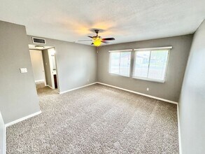 1057 E Frost Dr in Tempe, AZ - Foto de edificio - Building Photo