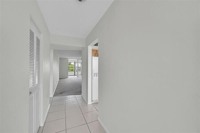 7210 Lake Cir Dr in Margate, FL - Building Photo - Building Photo