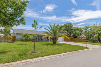 2016 Abalone Ave in Indialantic, FL - Foto de edificio - Building Photo