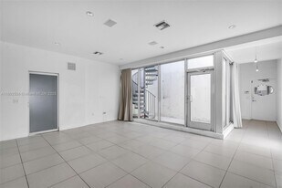 229 8th St in Miami Beach, FL - Building Photo