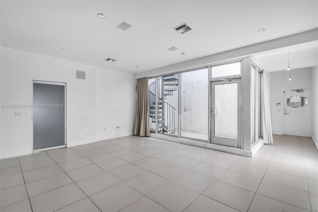 229 8th St in Miami Beach, FL - Building Photo