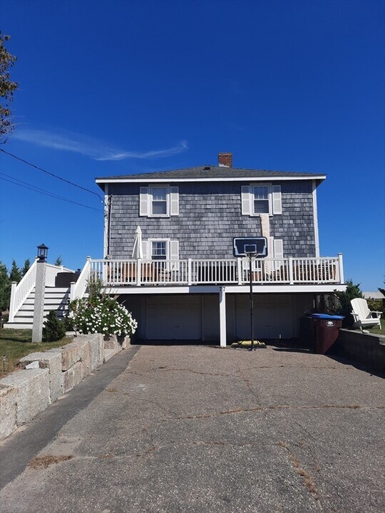 77 Gurnet Rd in Duxbury, MA - Building Photo