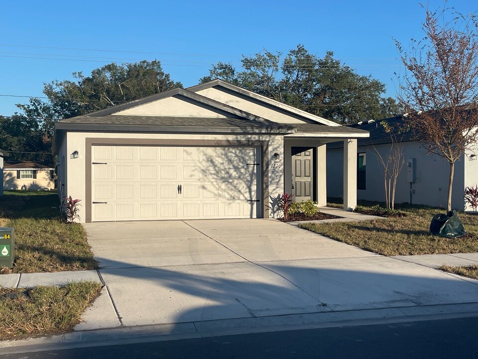 1270 Ahoy Ave in Tampa, FL - Foto de edificio