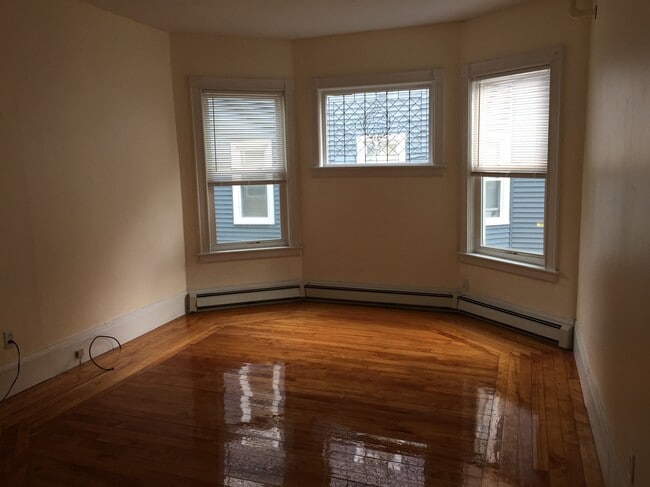 16 Dayton St, Unit 1F in Worcester, MA - Foto de edificio - Building Photo