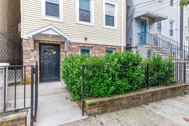250 Suydam Ave in Jersey City, NJ - Building Photo - Building Photo