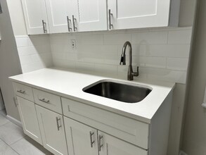 9 Bentley Ave, Unit 5 in Jersey City, NJ - Foto de edificio - Building Photo