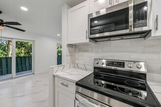 8911 NW 28th Dr, Unit 36 in Coral Springs, FL - Foto de edificio - Building Photo