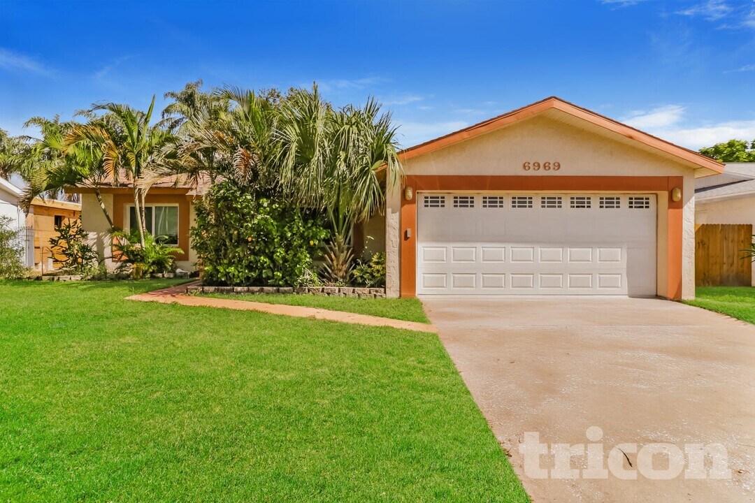 6969 Briarwood Ave N in Pinellas Park, FL - Building Photo