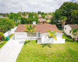 7031 SW 27th Ct in Miramar, FL - Building Photo