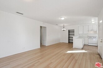 5429 Troost Ave in Los Angeles, CA - Building Photo - Building Photo