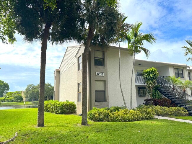1238 S Military Trail in Deerfield Beach, FL - Foto de edificio - Building Photo