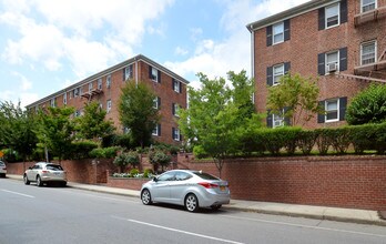 Patricia Apartments in Larchmont, NY - Foto de edificio - Building Photo