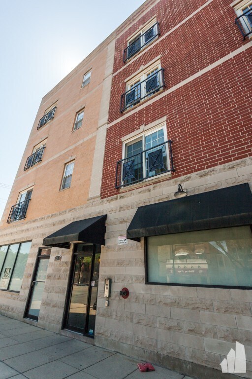 3225 W Fullerton Ave in Chicago, IL - Building Photo - Building Photo