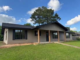 1062 Binns Dr in Monticello, AR - Building Photo