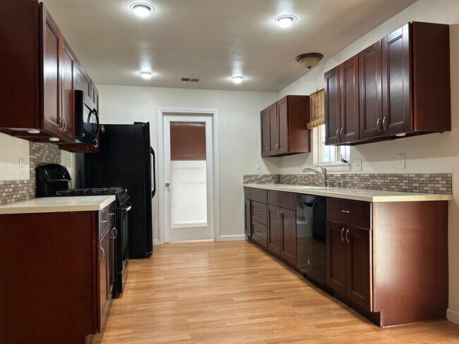 705 W Graaf Ave in Ridgecrest, CA - Foto de edificio - Building Photo