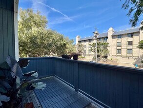 8176 Manitoba St in Playa Del Rey, CA - Foto de edificio - Building Photo