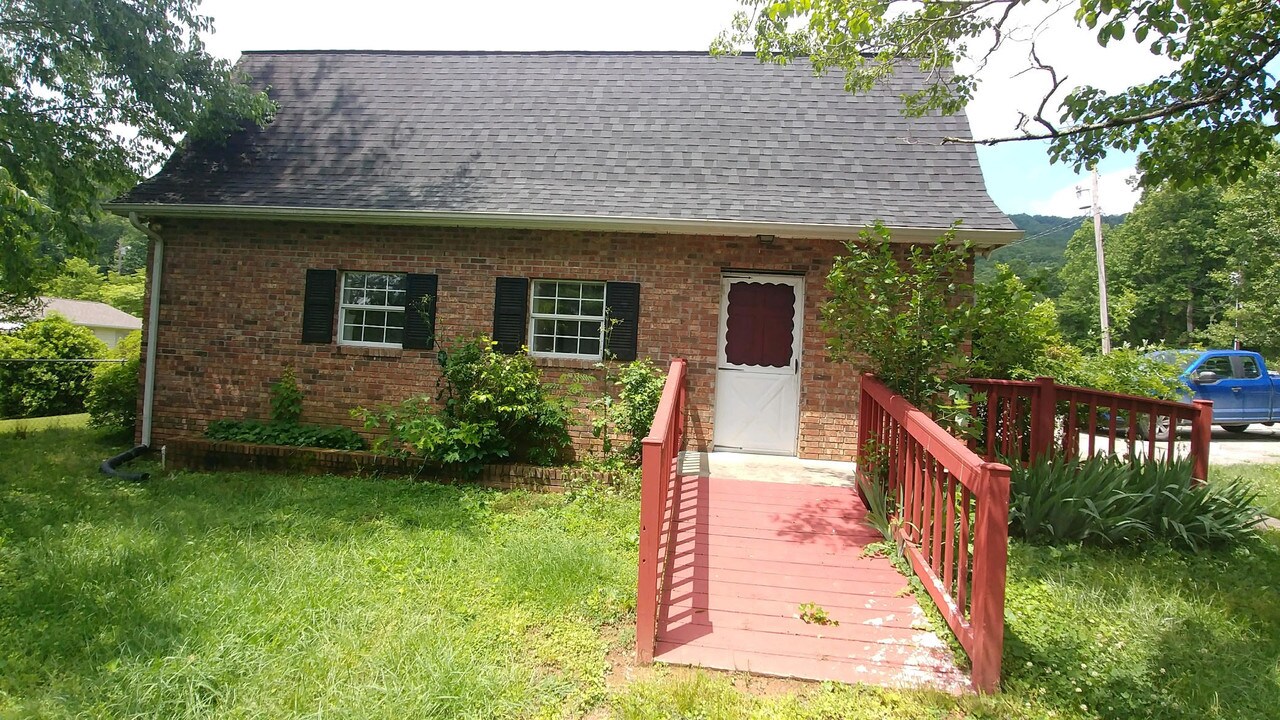 Harriman Duplex in Harriman, TN - Building Photo