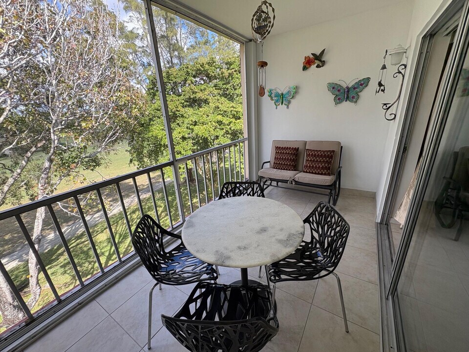 1055 Country Club Dr in Margate, FL - Building Photo