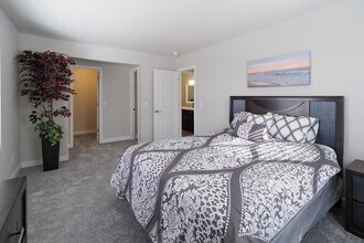 3161 Mill Creek Dr, Unit 8 in Kalamazoo, MI - Foto de edificio - Building Photo