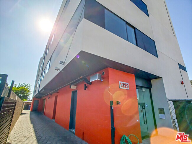 1229 S Kingsley Dr-Unit -203 in Los Angeles, CA - Building Photo - Building Photo