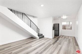 6616 Sylmar Ave in Los Angeles, CA - Foto de edificio - Building Photo