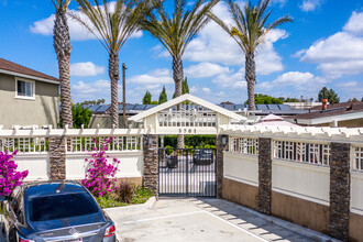 Americana Apartments in Orange, CA - Building Photo - Building Photo