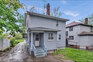 955 Dresden Rd in Cleveland Heights, OH - Foto de edificio - Building Photo