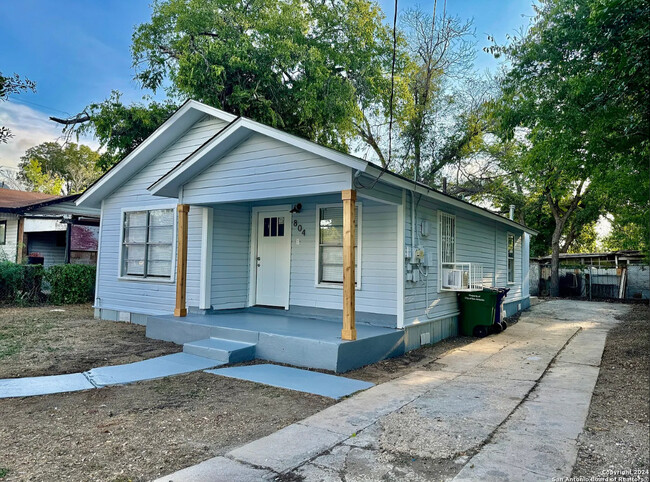 804 S San Eduardo Ave in San Antonio, TX - Building Photo - Building Photo