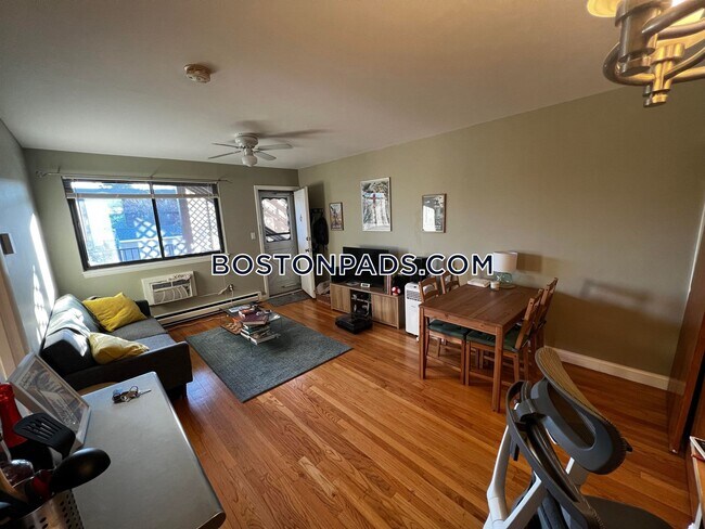 19 Arizona Terrace-Unit -4 in Arlington, MA - Building Photo - Building Photo