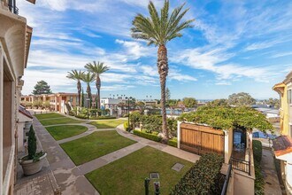 1020 Genter St, Unit 201 in San Diego, CA - Building Photo - Building Photo